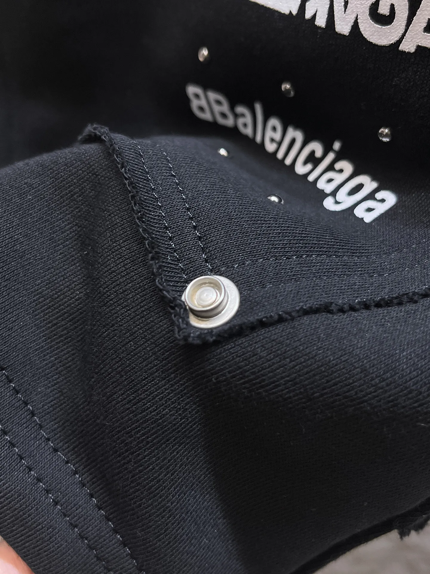 Balenciaga's three-standard complete 2026 summer New Arrival men's casual shorts, advanced custom-made Breathable fabric, Breathable fabric, extremely stretchy and comfortable, impeccable details, top-grade accessories, original logo design concept, delicate and soft feel! The upper body fit is awesome! Size: M-XXXL Please state your height and weight when ordering